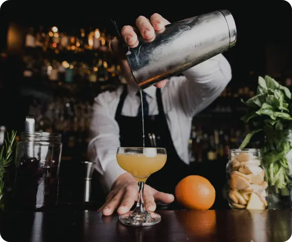 Barman faisant un cocktail lors d'une soirée de gala