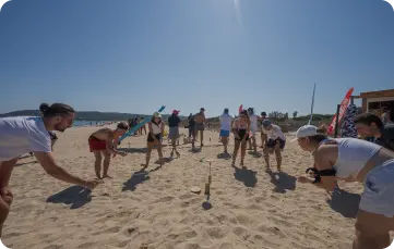 Salariés faisant des olympiades sur la plage pendant un séminaire