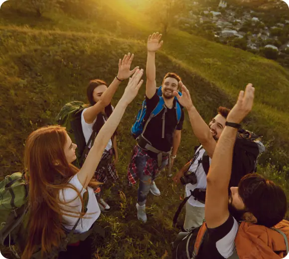 Salariés faisant un high five pendant leur activité de séminaire sportif