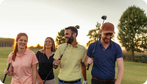 Groupe d'amis jouant au golf lors d'un événement VIP.