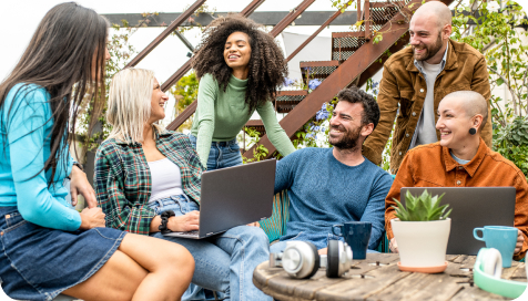 Professionnels en networking à un événement VIP.