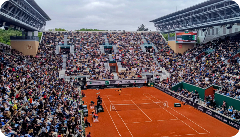 Stade de tennis offrant une expérience VIP.