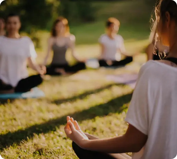 Session de yoga pendant un séminaire au vert