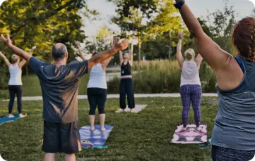 Yoga en plein air lors d'un séminaire au vert