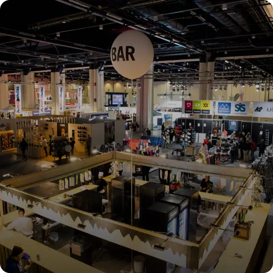 Salon professionnel animé pour un événement professionnel.