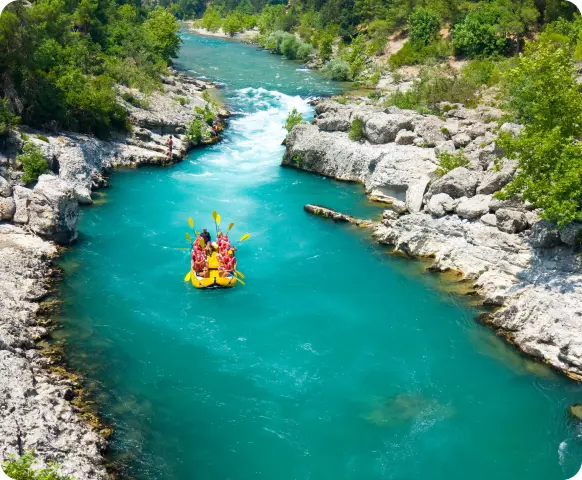 Salariés en session de rafting pour un team building sportif