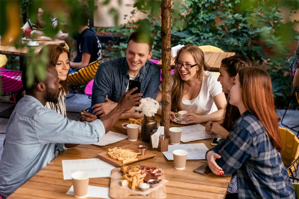 un afterwork entre collègues en terrasse
