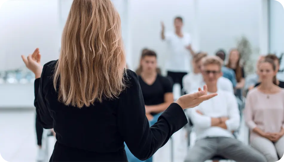Échanges lors d'un séminaire d'entreprise