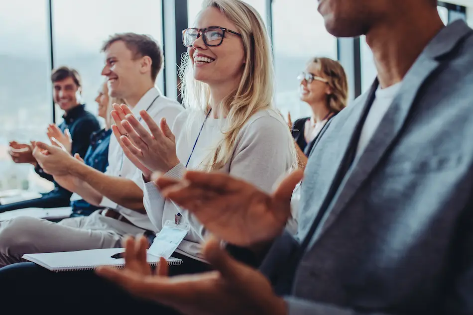 un séminaire d'entreprise sous les applaudissements