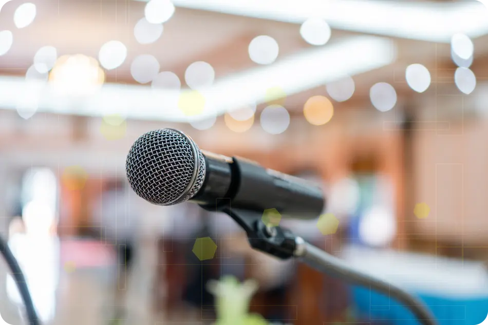 Microphone en premier plan lors d'une conférence