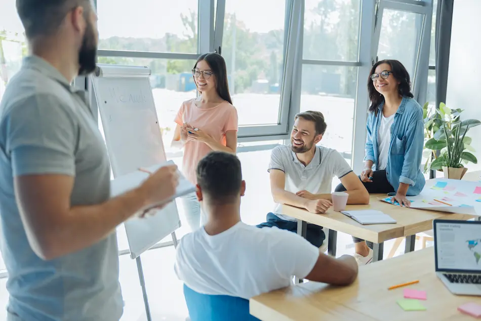 Salariés dans une salle de réunion pour une formation